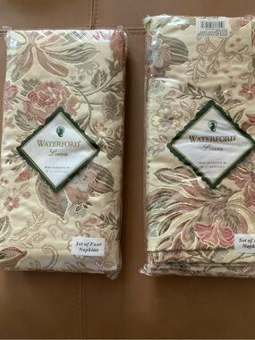 Set of 2 Waterford Linens Set of MEADOW FLOWER 4 Napkins per pack. New